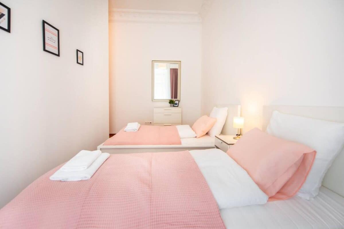 Very Convenient Large Ac Place Apartment Budapest