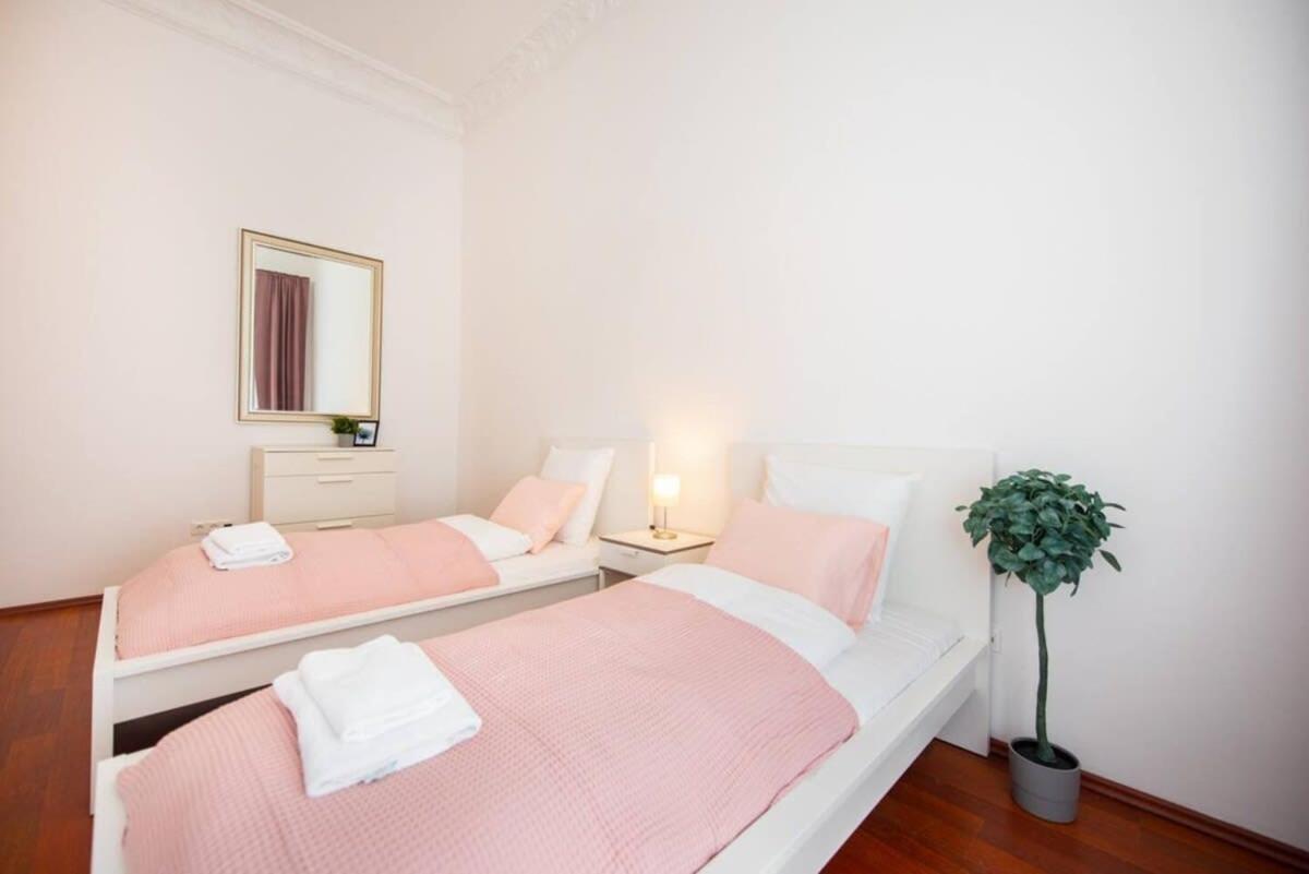 Very Convenient Large Ac Place Apartment