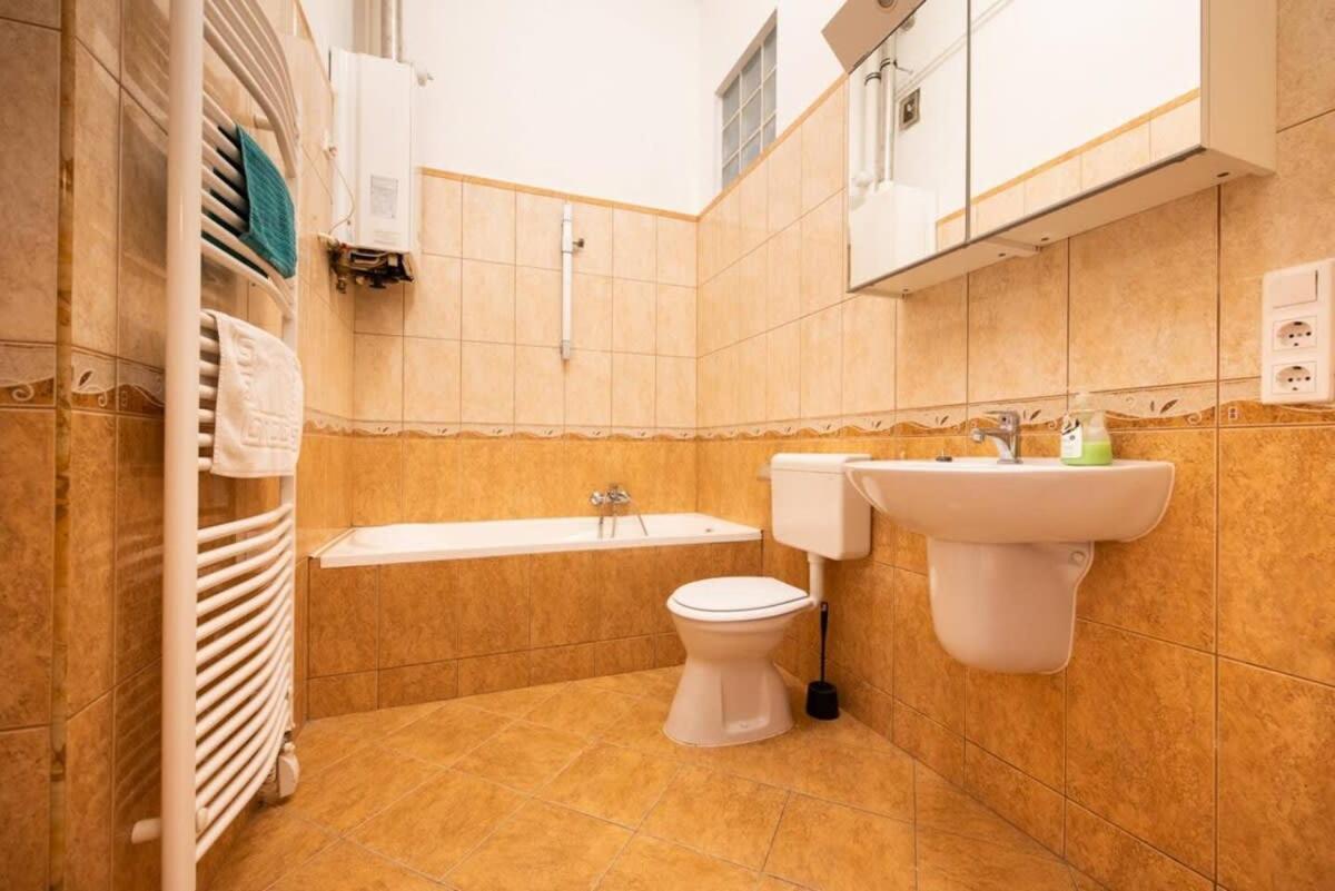 Apartment Very Convenient Large Ac Place *
